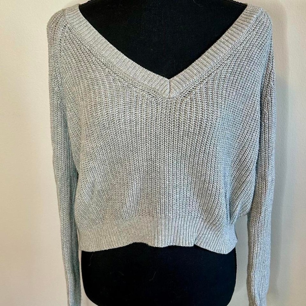 Forever 21 grey cropped V-neck sweater small very good pre worn condition.